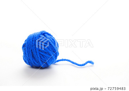 青色の毛糸玉の写真素材