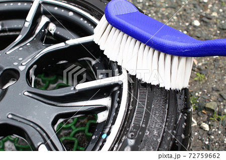 洗車ブラシを用いたタイヤ洗浄 洗車ブラシを用いたタイヤ洗浄 72759662