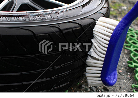 洗車ブラシを用いたタイヤ洗浄 洗車ブラシを用いたタイヤ洗浄 72759664