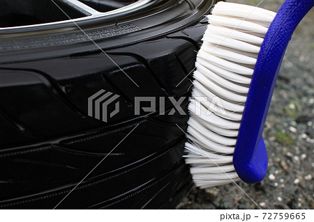 洗車ブラシを用いたタイヤ洗浄 洗車ブラシを用いたタイヤ洗浄 72759665