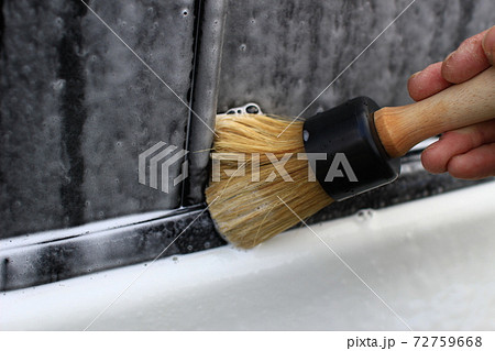 ディテイリングブラシによるドアガラスの細部洗浄 72759668