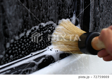 ディテイリングブラシによるドアガラスの細部洗浄 ディテイリングブラシによるドアガラスの細部洗浄 72759669