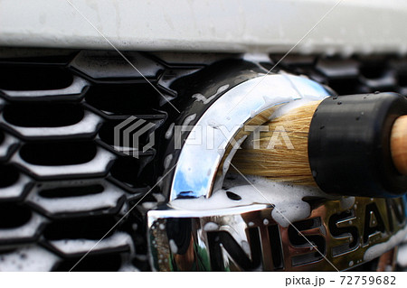 ディテイリングブラシによるフロントエンブレムの細部洗浄 72759682