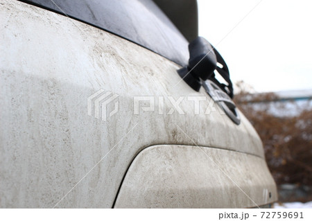雪や雨の日後の泥だらけの車体 72759691