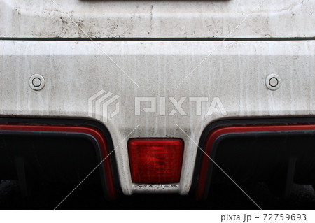 雪や雨の日後の泥だらけの車体 雪や雨の日後の泥だらけの車体 72759693