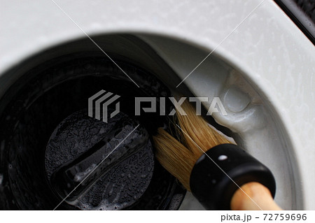 給油口の細部洗浄 72759696