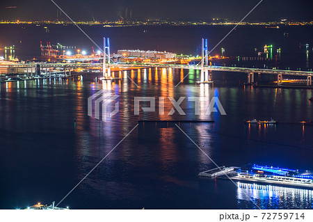 神奈川県 横浜ベイブリッジの夜景 東京湾の写真素材