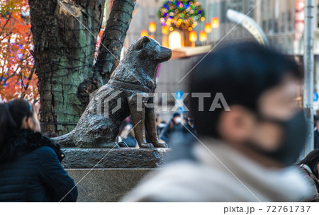 日本の東京都市景観 新型コロナ・忠犬ハチ公像やマスク姿の人たち…。脅威の人出…=渋谷、12月23日 日本の東京都市景観 新型コロナ・忠犬ハチ公像やマスク姿の人たち…。脅威の人出…=渋谷、12月23日 72761737