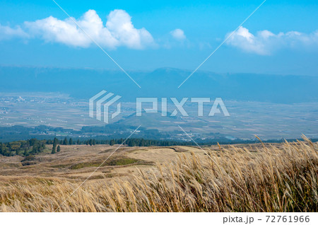 秋のミルクロードから見る阿蘇市街と阿蘇五岳【熊本県】 秋のミルクロードから見る阿蘇市街と阿蘇五岳【熊本県】 72761966