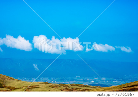 秋のミルクロードから見る阿蘇市街と阿蘇五岳【熊本県】 72761967