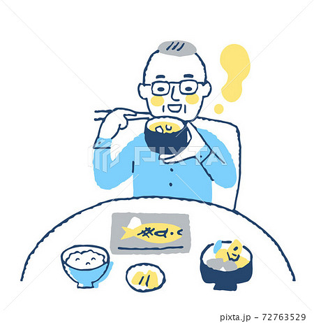食事をする高齢男性 72763529
