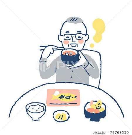 食事をする高齢男性 72763530