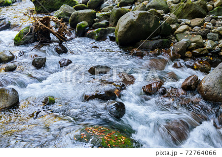 秋の天岩戸神社と爽やかな渓谷 72764066