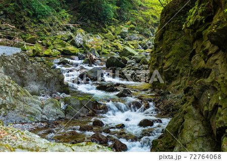秋の天岩戸神社と爽やかな渓谷 72764068