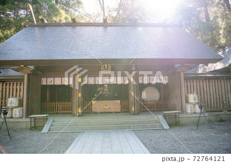 秋の天岩戸神社と爽やかな渓谷 72764121