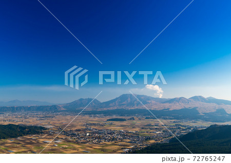 秋のミルクロードから見る阿蘇市街と阿蘇五岳【熊本県】 72765247