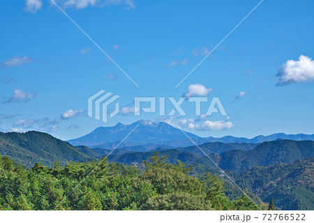 【美山鍾乳洞 展望台より御嶽山を望む】 岐阜県郡上市八幡町美山 72766522