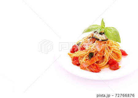 ズッキーニとベーコンとトマトのパスタ 明るい背景の写真素材