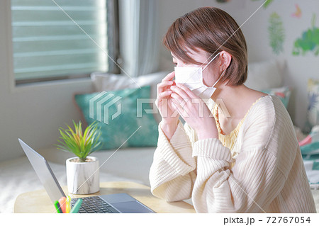テレワーク_マスクを着け具合の悪い女性 72767054