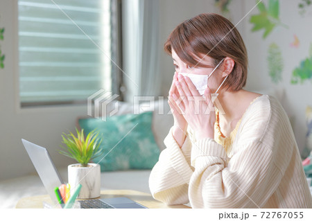 テレワーク_マスクを着け鼻を押さえる女性 テレワーク_マスクを着け鼻を押さえる女性 72767055