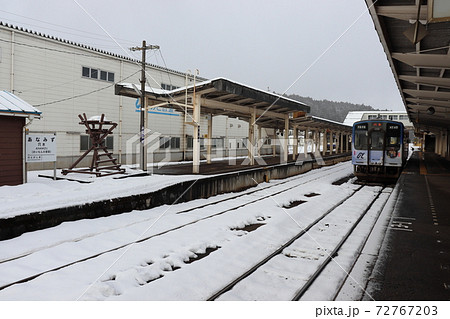 冬の穴水駅に停車する のと鉄道 NT200形気動車 冬の穴水駅に停車する のと鉄道 NT200形気動車 72767203