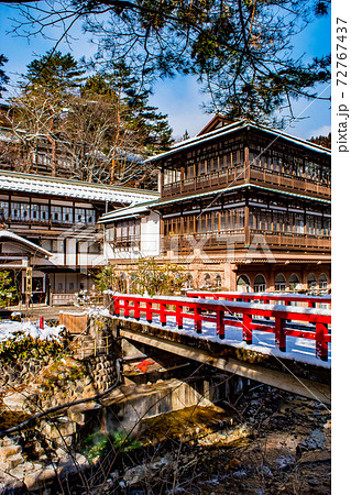 アニメ千と千尋の神隠しのモデルと言われている四万温泉旅館積善館の赤い橋に雪が積もった冬の思い出 アニメ千と千尋の神隠しのモデルと言われている四万温泉旅館積善館の赤い橋に雪が積もった冬の思い出 72767437