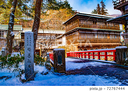 アニメ千と千尋の神隠しのモデルと言われている四万温泉旅館積善館の赤い橋に雪が積もった冬の思い出 72767444