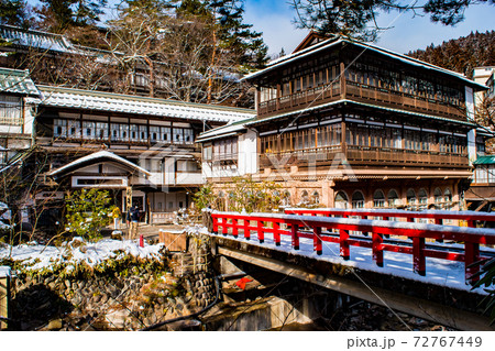 アニメ千と千尋の神隠しのモデルと言われている四万温泉旅館積善館の赤い橋に雪が積もった冬の思い出 72767449