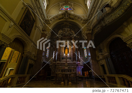 イタリア　マルティーナ・フランカのサン・マルティーノ大聖堂内部 72767471