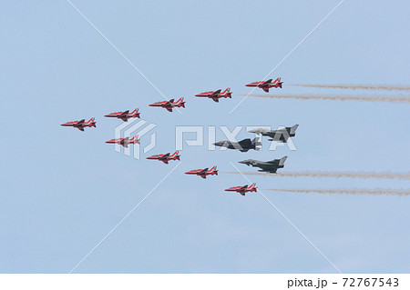 イギリス空軍レッドアローズとF-35BとタイフーンFGR.4 72767543