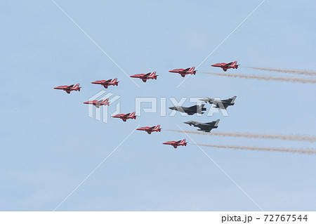 イギリス空軍レッドアローズとF-35BとタイフーンFGR.4 イギリス空軍レッドアローズとF-35BとタイフーンFGR.4 72767544