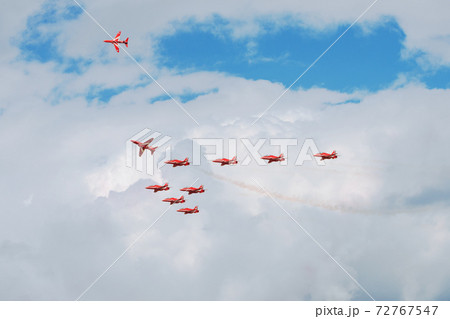 イギリス空軍レッドアローズ編隊ブレイク イギリス空軍レッドアローズ編隊ブレイク 72767547