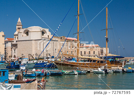 イタリア トラーニの港と街並み イタリア トラーニの港と街並み 72767595