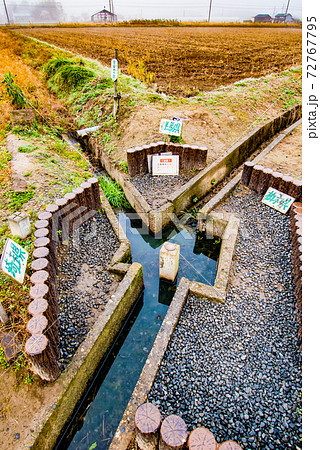 埼玉県と群馬県と栃木県の田園地帯の県境にある三県境の冬景色 埼玉県と群馬県と栃木県の田園地帯の県境にある三県境の冬景色 72767795