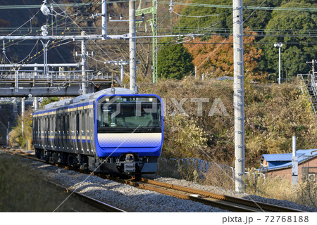 横須賀線【普通】久里浜行電車【E235系】秋の田浦駅付近 72768188