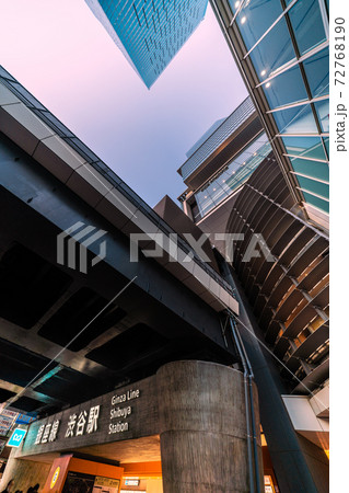 日本の東京都市景観 東京メトロ銀座線渋谷駅と渋谷ヒカリエなどを望む(周辺の覆いがはずされ全貌が…) 日本の東京都市景観 東京メトロ銀座線渋谷駅と渋谷ヒカリエなどを望む(周辺の覆いがはずされ全貌が…) 72768190