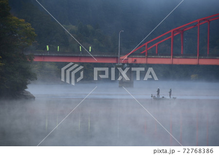 金砂湖の平野橋と釣り人 金砂湖の平野橋と釣り人 72768386