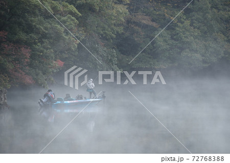 金砂湖の毛嵐と釣り人 金砂湖の毛嵐と釣り人 72768388