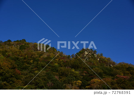 秋深まる山並み 72768391