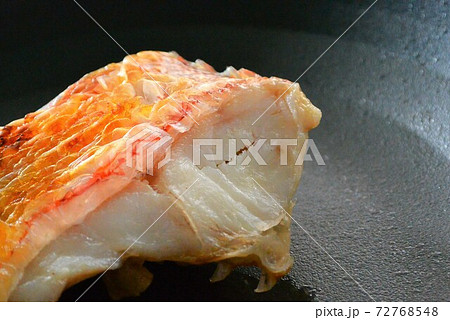 魚屋で焼いたアマダイの塩焼き鱗にフォーカス 72768548