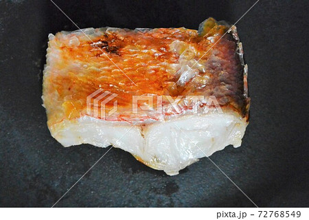 魚屋で焼いたアマダイの塩焼きの写真素材
