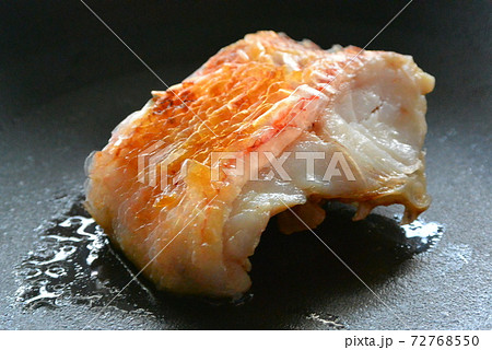 魚屋で焼いたアマダイの塩焼き鱗 魚屋で焼いたアマダイの塩焼き鱗 72768550
