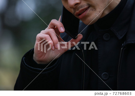 通話する男性 72768603