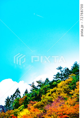 山梨県にある紅葉の彩豊かな昇仙峡で見た秋の青空 山梨県にある紅葉の彩豊かな昇仙峡で見た秋の青空 72768700