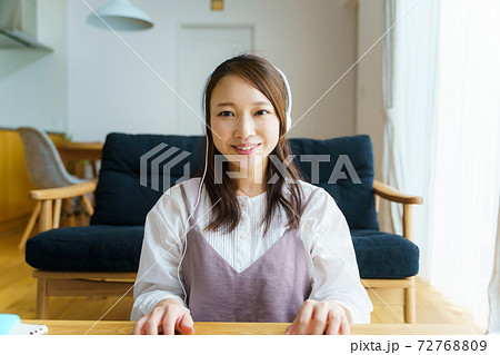 ヘッドセットをした女性 72768809