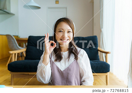 ヘッドセットをした女性 ヘッドセットをした女性 72768815