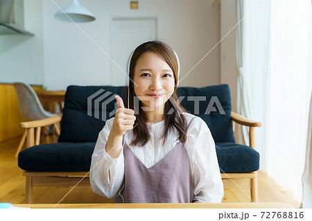 ヘッドセットをした女性 ヘッドセットをした女性 72768816