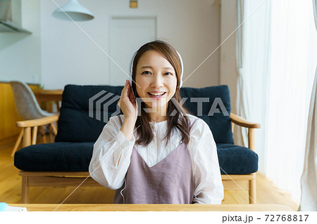 ヘッドセットをした女性 72768817
