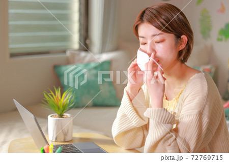 テレワーク_マスクを付ける途中の女性 テレワーク_マスクを付ける途中の女性 72769715