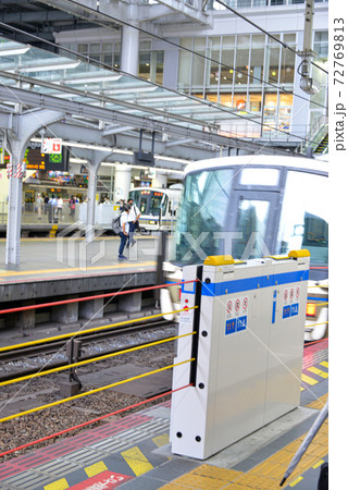 JR大阪駅の昇降ロープ式ホームドア 72769813